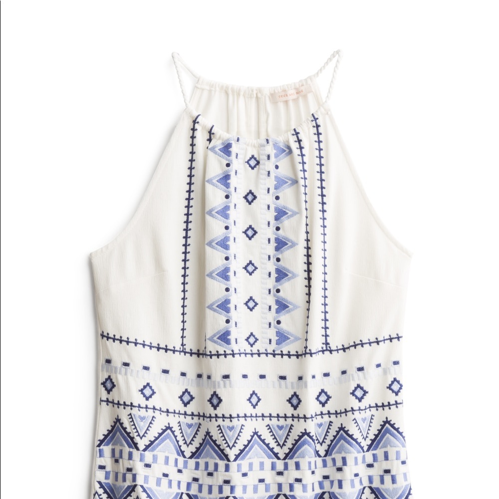 Skies Are Blue Nutria Embroidered top size S